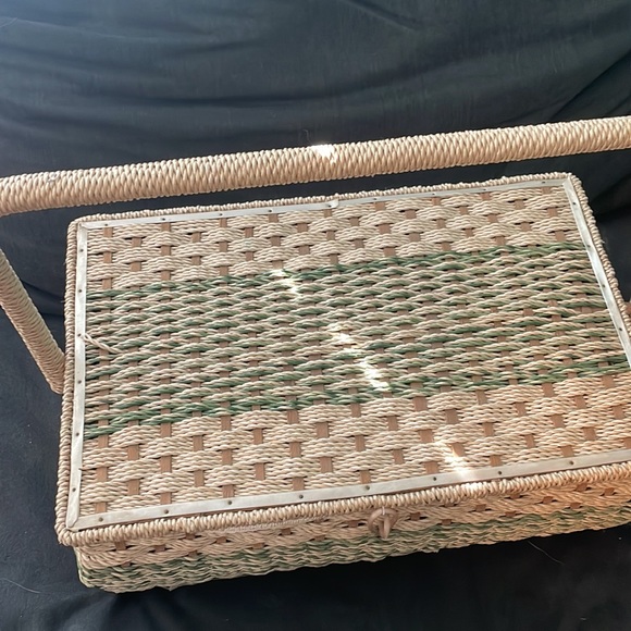 Antique Large Sewing Kit with Handle 💚💚 - Picture 2 of 8